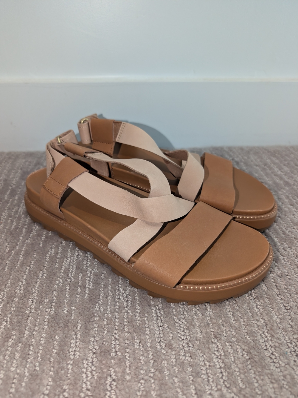 Sorel Women's Roaming Criss-Cross Sandals (Camel Brown/Earth Tone)